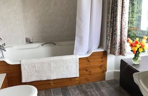 Esher Bed & Breakfast | West End Lodge