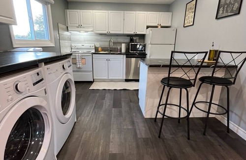 Peterborough House | West End PTBO-Modern Spacious 2bdrm Apt- Relaxing!