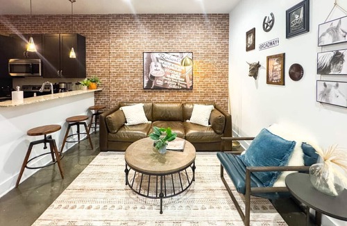 West End Condo | West End Western World, Stay near Vandy 10 min to Broadway
