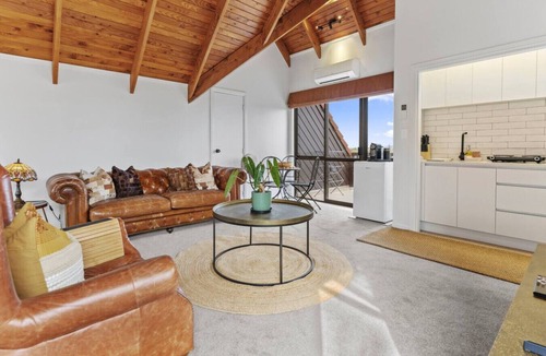 West Harbour House | West Harbour Modern Loft Studio with Iconic Skyline