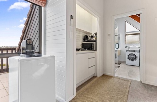 West Harbour House | West Harbour Modern Loft Studio with Iconic Skyline