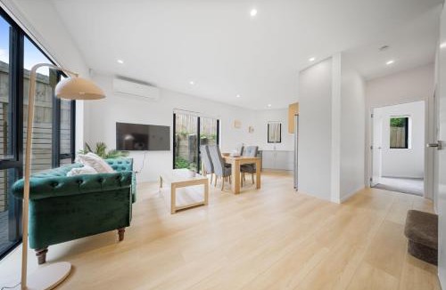 West Harbour House | West Harbour Modern 4-Bedroom Retreat