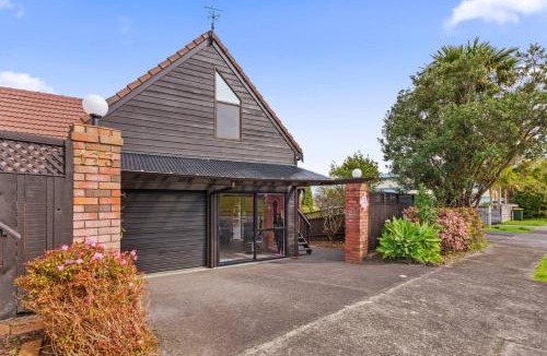West Harbour House | West Harbour Modern Loft Studio with Iconic Skyline