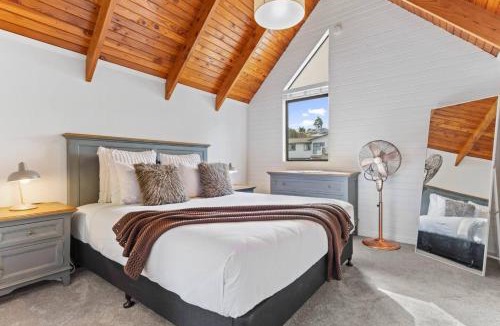 West Harbour House | West Harbour Modern Loft Studio with Iconic Skyline