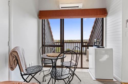 West Harbour House | West Harbour Modern Loft Studio with Iconic Skyline