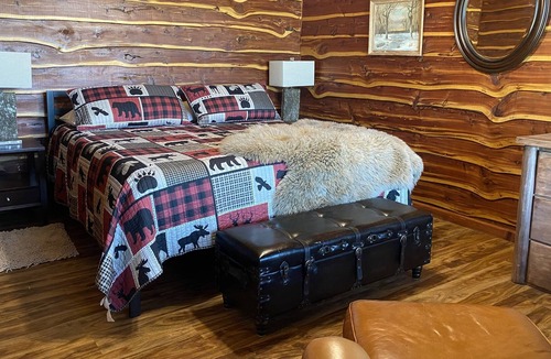 Oscar Cabin | West Haven Cabins - quiet country setting BLK