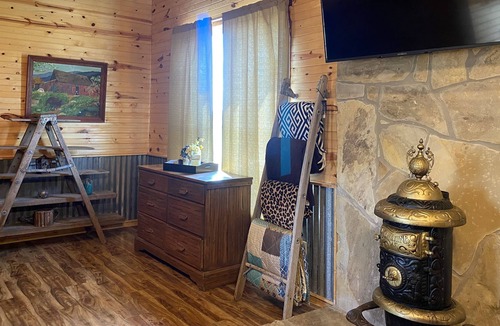 Oscar Cabin | West Haven Cabins - quiet country setting BLUE