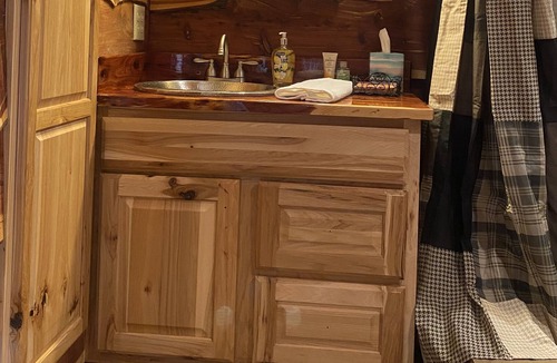 Oscar Cabin | West Haven Cabins - quiet country setting BLUE