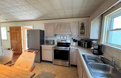 Chincoteague House | West Haven - Spacious 3BR, 2 Bath Waterfront home with dock , NO LINENS