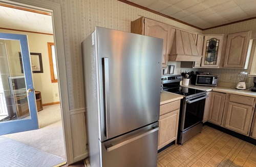 Chincoteague House | West Haven - Spacious 3BR, 2 Bath Waterfront home with dock , NO LINENS