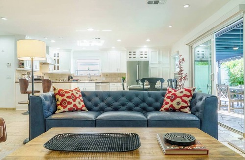 West Hills House | West Hills 4BR House + Pool & Workspace