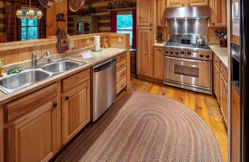 Todd Cabin | West Jefferson - Enjoy WiFi, Creek, Firepit & Deer.