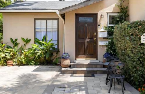 West Los Angeles House | West LA Designer 2BR/2BA Retreat Private Yard Near UCLA & Santa Monica
