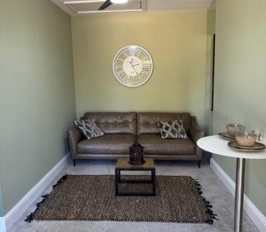 Earlswood House | West Lodge