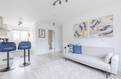 Hounslow Central Apartment | West London Apartment next to Piccadilly Line station- Fantastic access to Heathrow Airport and Central London