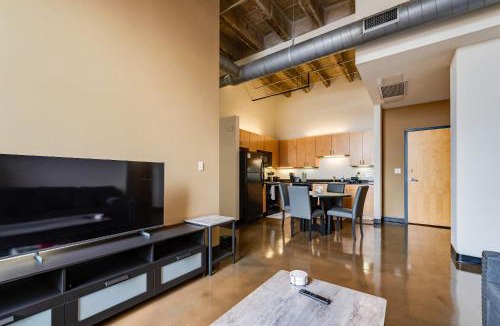 West Loop Apartment | West Loop - City Views With In & Out Parking 5