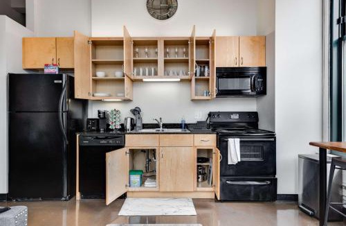 West Loop Apartment | West Loop - City Views With In & Out Parking 6