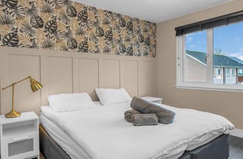 Whitburn Apartment | West Lothian 5 Beds + car space