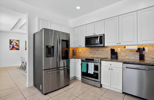 Country Walk House | West Miami Luxury Home with Pool