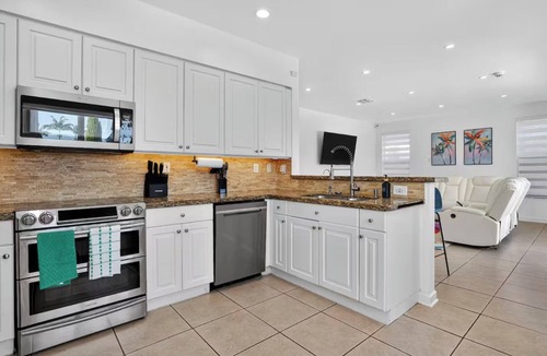 Country Walk House | West Miami Luxury Home with Pool