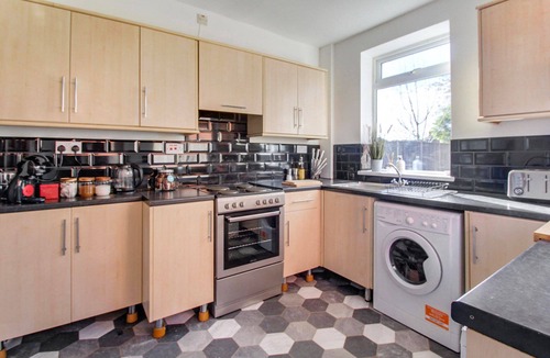 Cradley Heath House | West Midlands-Contractor-Long stay-parking-4 beds!