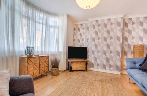 Cradley Heath House | West Midlands-Contractor-Long stay-parking-4 beds!