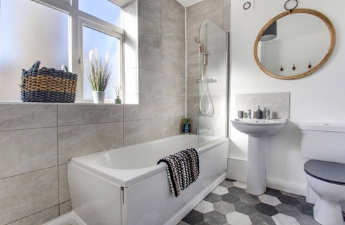 Cradley Heath House | West Midlands-Contractor-Long stay-parking-4 beds!