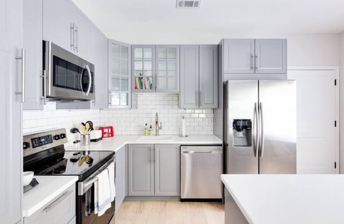 Home Park Apartment | West Midtown 2/2 (2nd Floor): Free parking