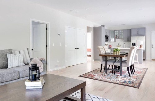 Home Park Apartment | West Midtown 2/2 (2nd Floor): Free parking