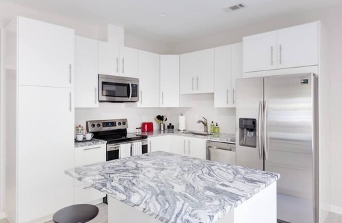 Home Park Apartment | West Midtown 2BR (1st Floor) w/Free parking