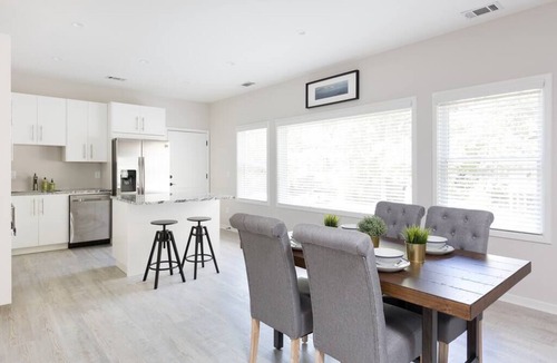 Home Park Apartment | West Midtown 2BR (1st Floor) w/Free parking