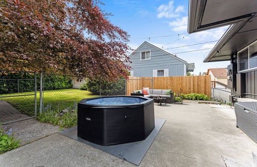 Port Angeles House | West Nine Stunning Views & Hot Tub