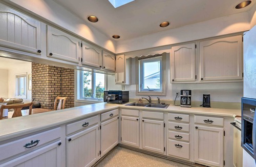 Emerald Isle Apartment | 'west of the Moon' Ocean Apt w/Beach Access!