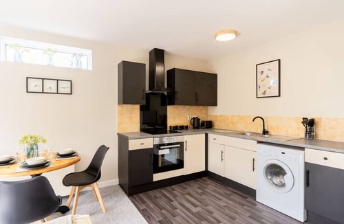 South Leigh Apartment | West Oxfordshire Flat w/Parking | Sleeps 3
