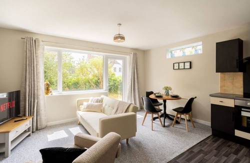 South Leigh Apartment | West Oxfordshire Flat w/Parking | Sleeps 3