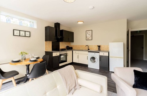 South Leigh Apartment | West Oxfordshire Flat w/Parking | Sleeps 3