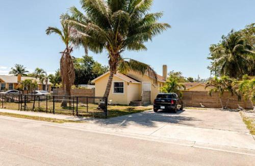 Westgate House | West Palm Beach Stay Rooms for Professionals near Downtown and beaches