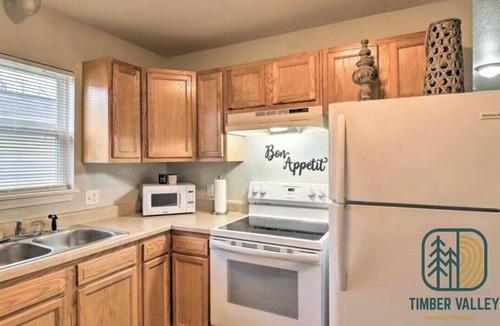 West Plains Apartment | West Plains 2BR Near Downtown Pet Friendly Stay