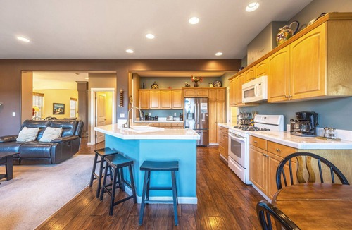Hood River House | West Sail - Play & Work in Hood River! River & Mountain Views, Quiet, Walk to Downtown