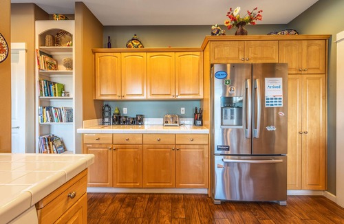 Hood River House | West Sail - Play & Work in Hood River! River & Mountain Views, Quiet, Walk to Downtown