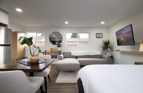 Arbor Heights House | West Seattle Bungalow - Full Kitchen & Yard