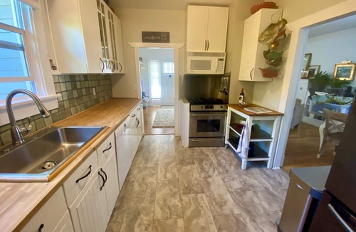 North Admiral Cottage | West Seattle cottage - charming & cozy with modern comforts