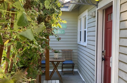 North Admiral Cottage | West Seattle cottage - charming & cozy with modern comforts