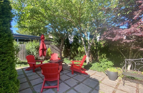 North Admiral Cottage | West Seattle cottage - charming & cozy with modern comforts