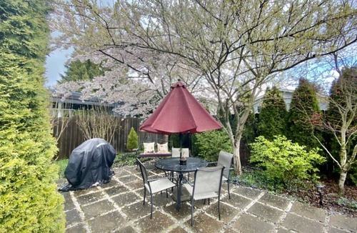 North Admiral Cottage | West Seattle cottage - charming & cozy with modern comforts