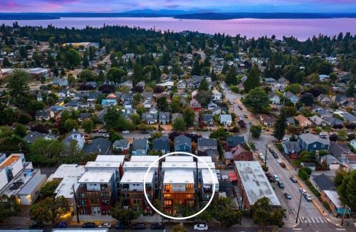 North Admiral House | West Seattle's Modern Townhome