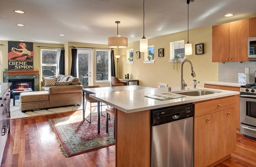 Genesee House | West Seattle townhouse in the heart of Alaska Junction