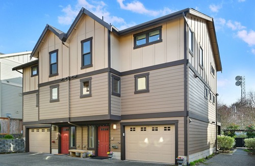 Genesee House | West Seattle townhouse in the heart of Alaska Junction