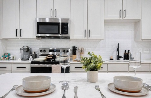 Sherman Apartment | West Sherman WorkerFriendly, Quiet, W/D, Pool+Gym