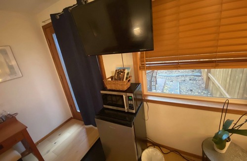 Century West Apartment | West side dog-friendly cozy studio w/private yard